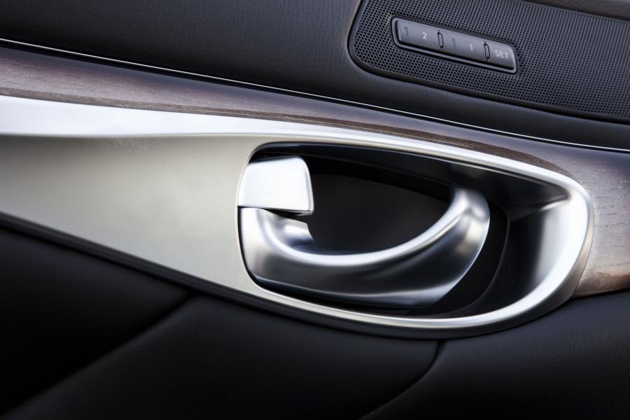 Infiniti M56 2010 года  (фото 9 из 34)